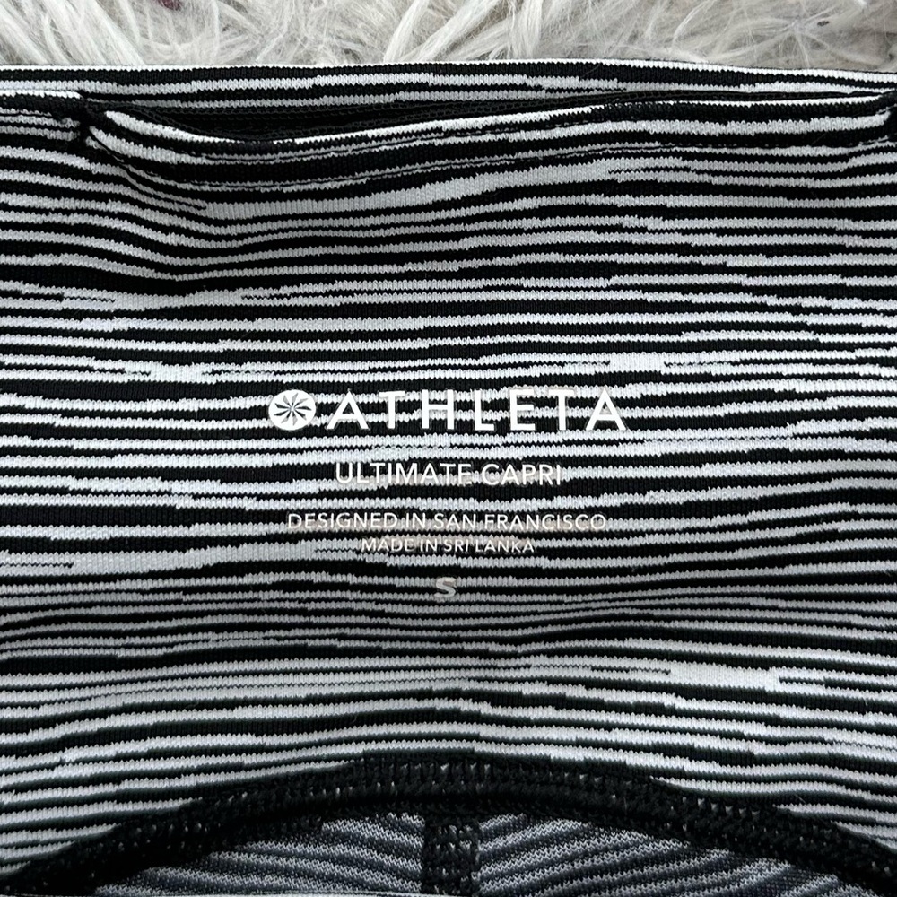 Athleta Women’s Ultimate Linear Lines Capri Leggings Black/White | Small - Picture 8 of 10